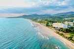 Vedere a hotelului ?i a plajei