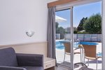 Cameră de familie în bungalou cu piscină comună