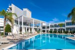 ?ezlonguri ?i umbrele de soare lângă piscină
