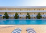 Relaxa?i-vă lângă piscină