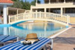 Relaxa?i-vă lângă piscină
