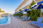 Relaxa?i-vă lângă piscină