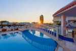 Relaxa?i-vă lângă piscină