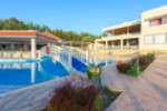 Relaxa?i-vă lângă piscină