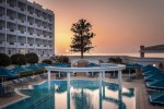 Apus de soare lângă piscină