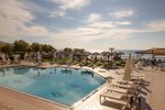 Piscină ?i bar la piscină