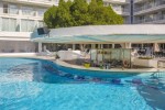 Piscină cu bar