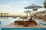 ?ezlonguri confortabile lângă piscină