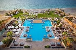 Vedere la piscina cu ?ezlonguri ?i umbrele de soare ?i terasă