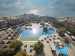 Piscină cu ?ezlonguri