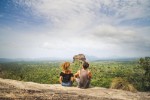 Cuplu admirand privelistea din Sri Lanka