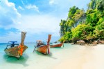 Barci ancorate pe plaja Phuket - Thailanda