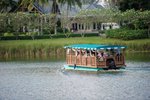 Barcă peste lagună până la plajă