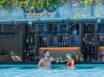 Bar langa piscina 