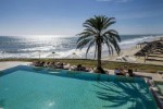 Vedere la piscină ?i plajă