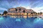 Vedere de seară a piscinei ?i a hotelului
