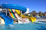 Piscină cu tobogane