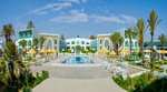Vedere asupra piscinei ?i a terenului hotelului