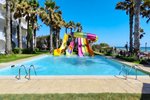 Piscină cu tobogane