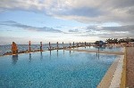 Piscină cu vedere la mare