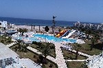 Vedere la piscina cu tobogane