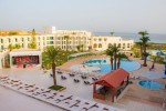 Piscină ?i zonă în aer liber