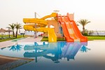 Piscină cu tobogane