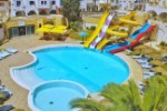 Piscină cu tobogane