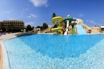 Piscină cu tobogane