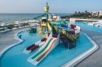 Piscină cu tobogane