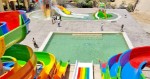 Piscină cu tobogane