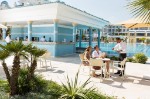Bar lângă piscină