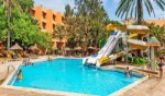 Piscină cu tobogane