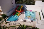 Piscină cu tobogane