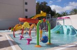 Piscină cu tobogane
