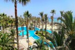 Vedere la piscină ?i plajă