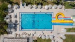 Piscină cu tobogane