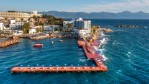 Vedere a hotelului ?i a digului