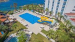 Piscină cu tobogane