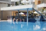 Bar lângă piscină