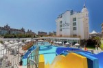 Piscină cu tobogane