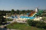 Piscină cu tobogane