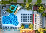 Piscină cu tobogane