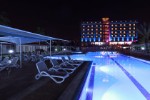 Piscină de noapte
