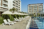 ?ezlonguri lângă piscină