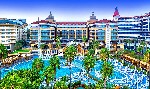 Vedere a hotelului si a piscinei