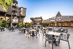 Bar lângă piscină