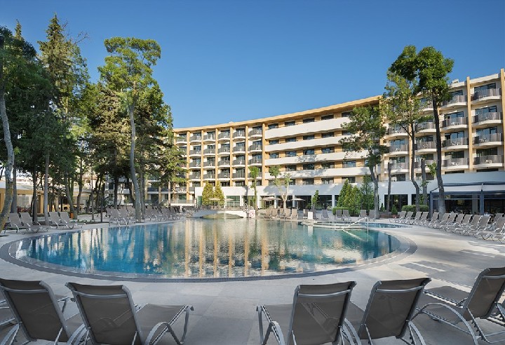 Hotel cu piscina