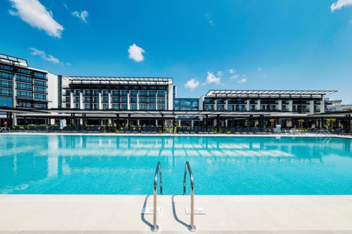 Hotel cu piscină