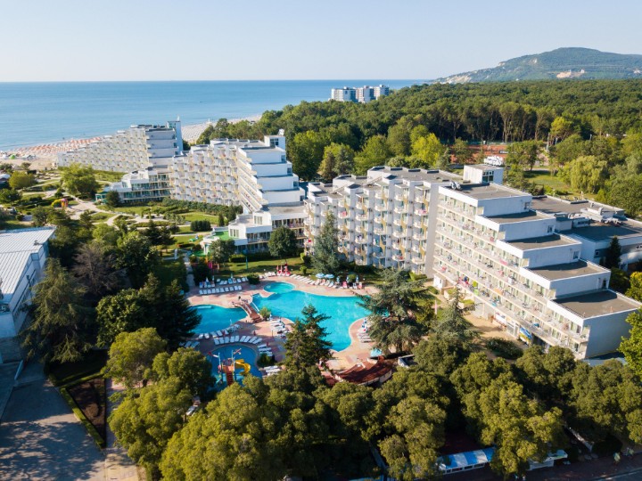 Vedere a hotelului (dreapta) ?i a mării